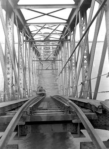 152649 Gezicht op de vernielde spoorbrug over het Hollands Diep bij Moerdijk.